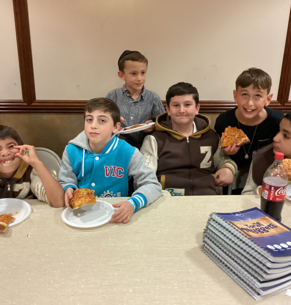 Kids enjoying pizza at ChillZone